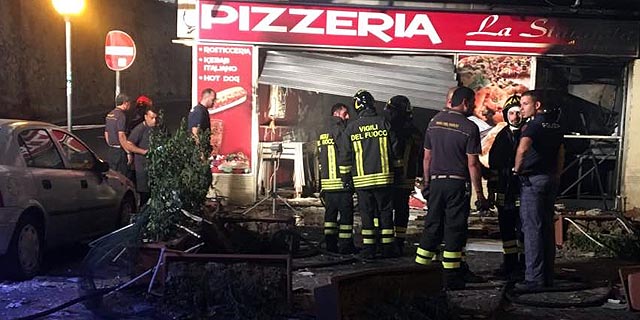Forte esplosione a Crotone, a fuoco una pizzeria