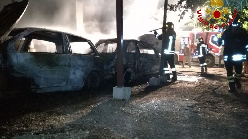 Incendio a Mesoraca: coinvolte due auto