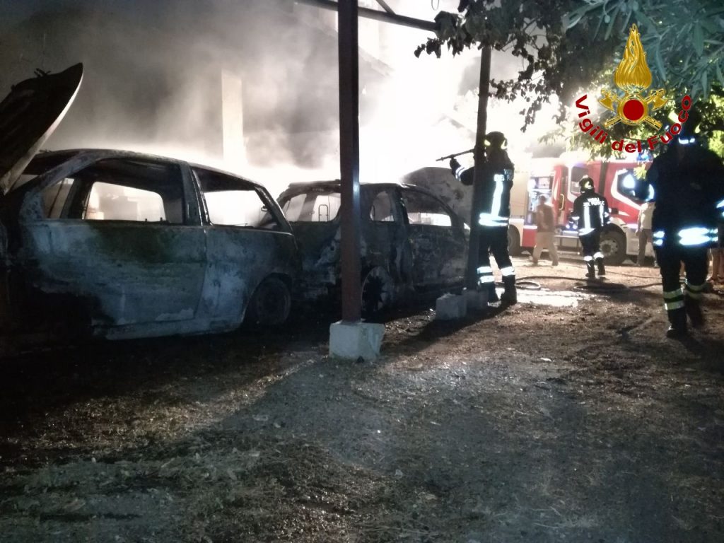 Incendio a Mesoraca: coinvolte due auto
  