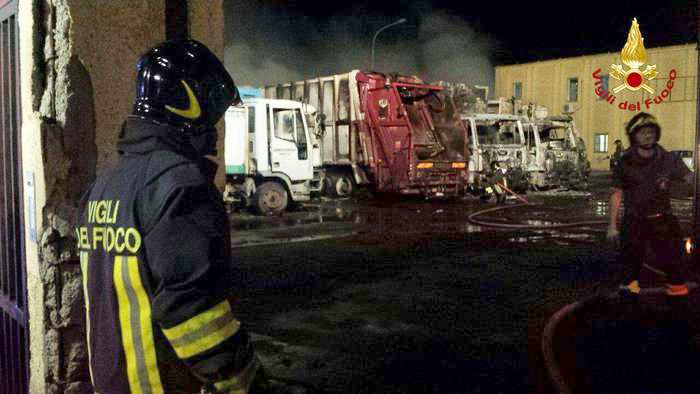 Incendio nel crotonese. Cinque mezzi e due auto distrutte dal fuoco a Torre Melissa, fiamme spente da vigili fuoco