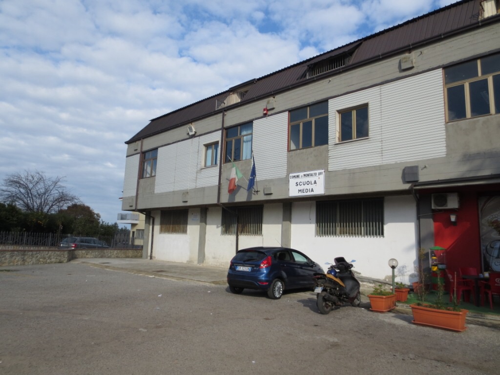 Inizia l’anno scolastico e gli studenti trovano le porte della scuola sbarrate