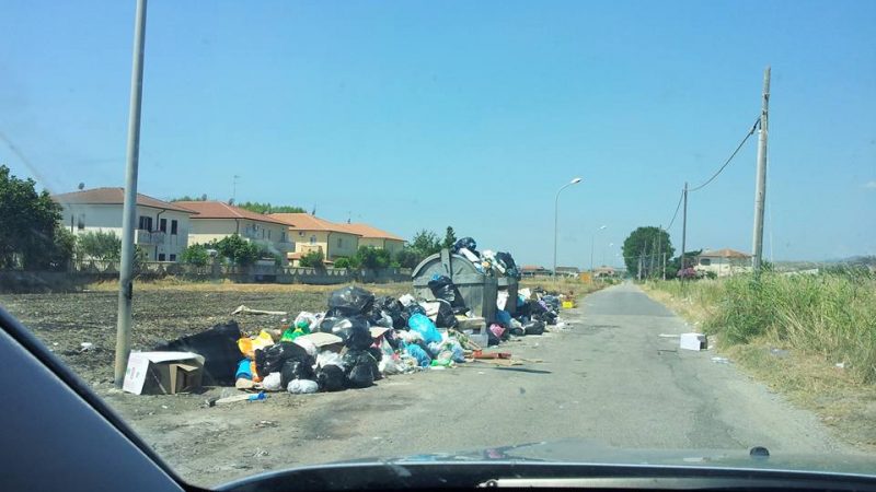 Steccato di Cutro: rifiuti per le vie della località balneare.