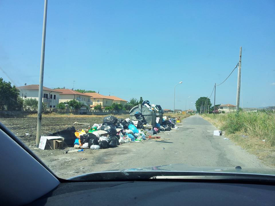 Steccato di Cutro: rifiuti per le vie della località balneare.
  