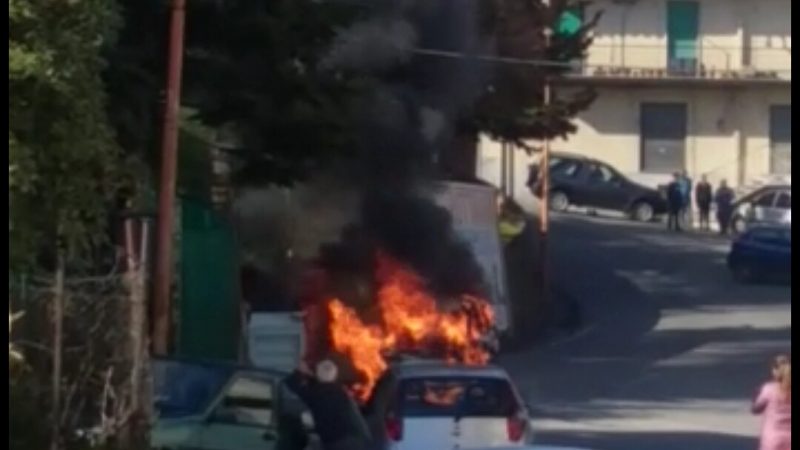 Intervento dei vigili del fuoco per auto in fiamme