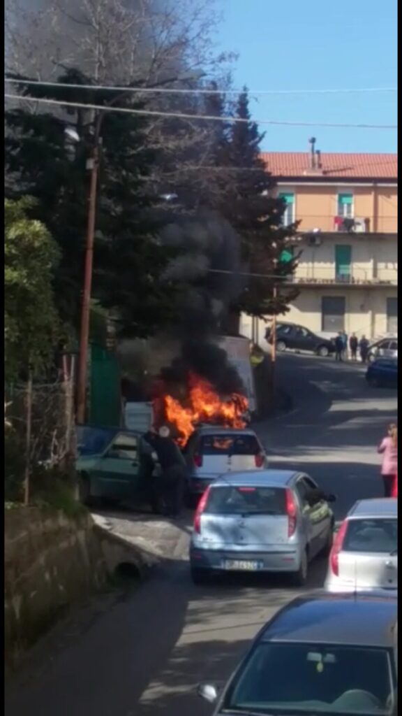 Intervento dei vigili del fuoco per auto in fiamme
  