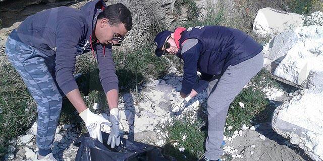 Ripulita da alcuni volontari la scogliera di Le Castella