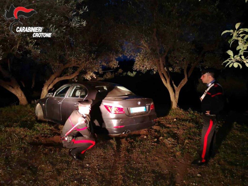 Mesoraca, forza un posto di blocco e tenta di travolgere i militari