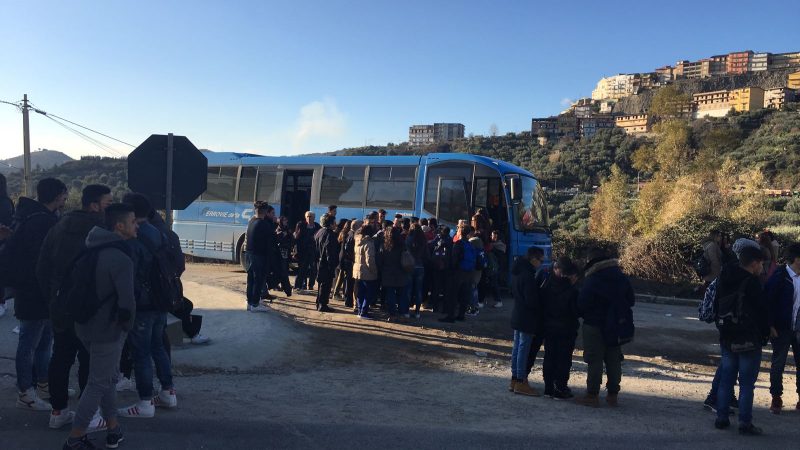 Blocco dei pullman da parte degli studenti petilini