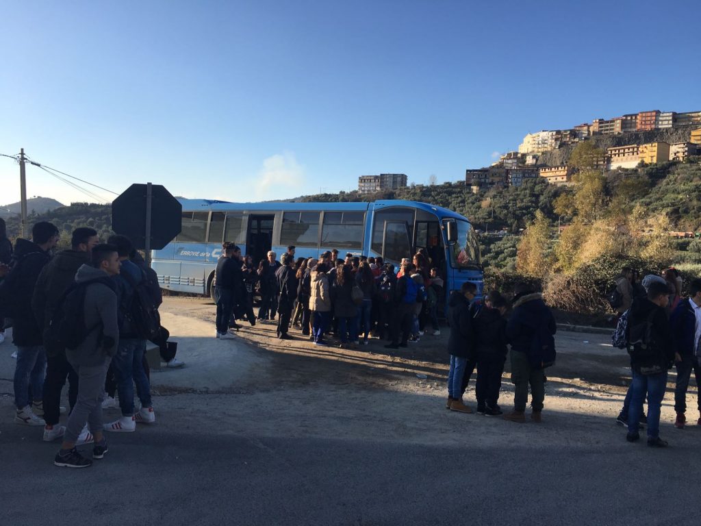 Blocco dei pullman da parte degli studenti petilini
  