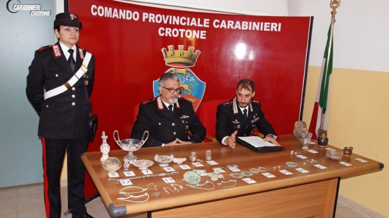 I Carabinieri ritrovano reperti archeologici in una stalla