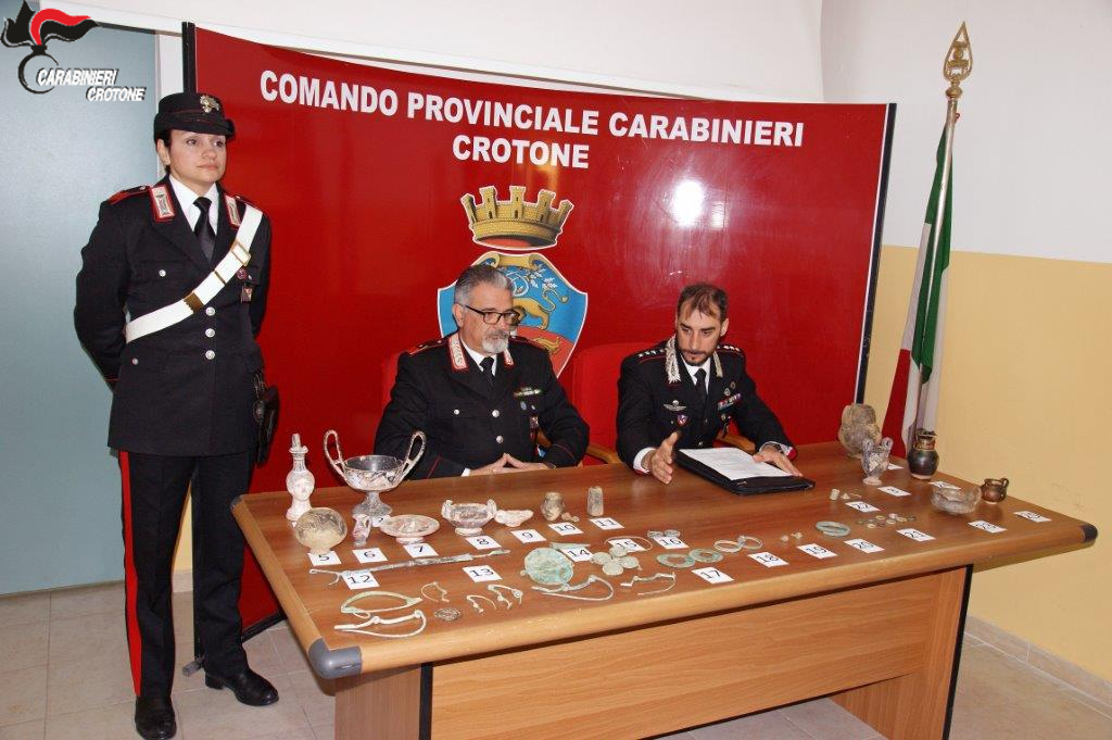 I Carabinieri ritrovano reperti archeologici in una stalla