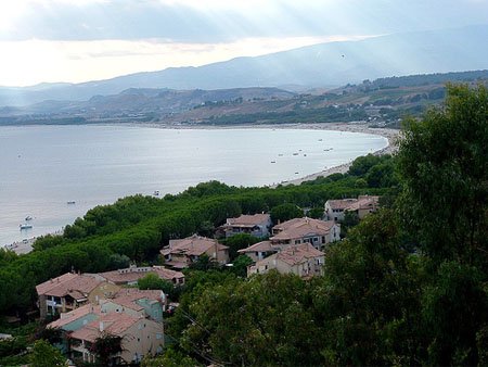 Villaggio Praialonga: alberi abbattuti illegalmente e campetto di calcio realizzato su area demaniale