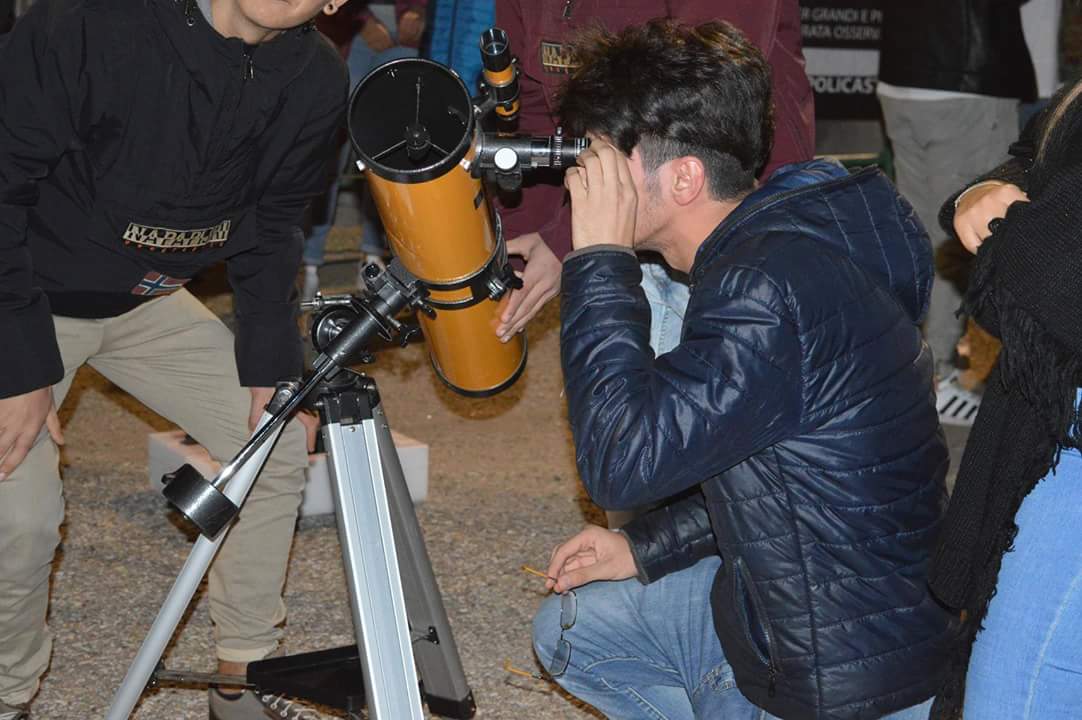Ieri i liceali petilini hanno tenuto gli occhi rivolti al cielo per la notte della Luna