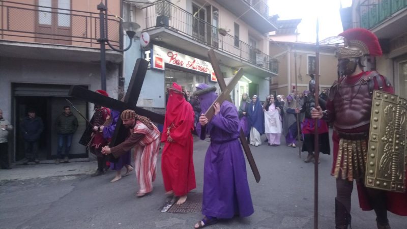 Non restare indifferenti alle macchine bruciate e agli alberi tagliati: si conclude il Calvario