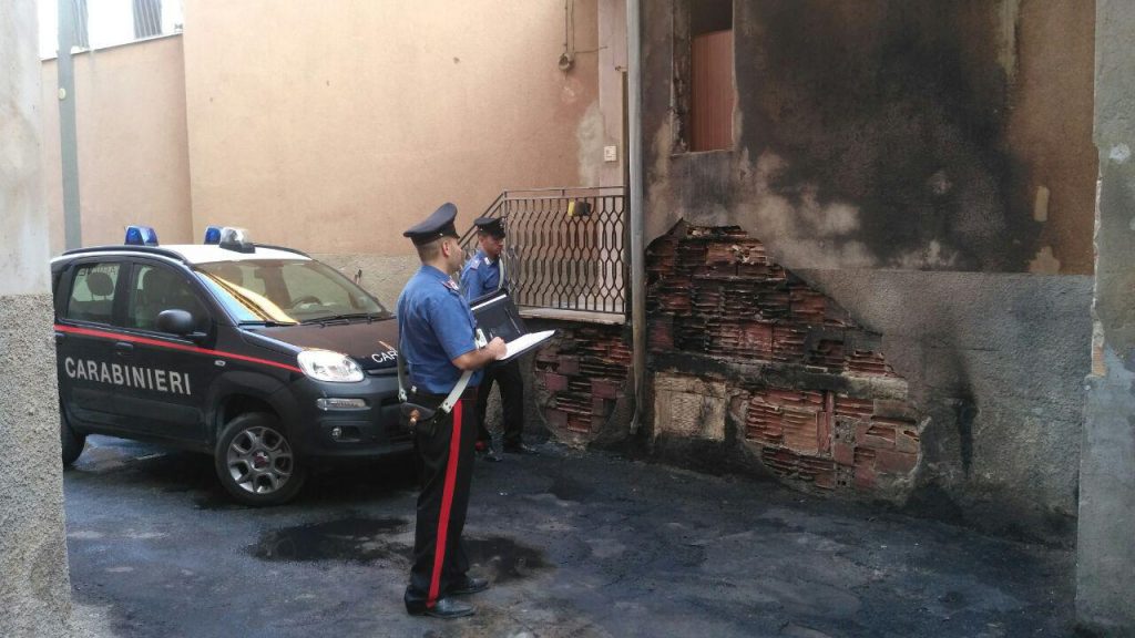 Ennesima auto in fiamme a Roccabernarda
  