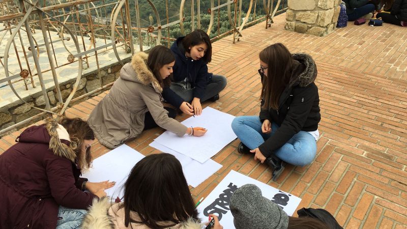 Gli studenti protestano davanti alla Provincia