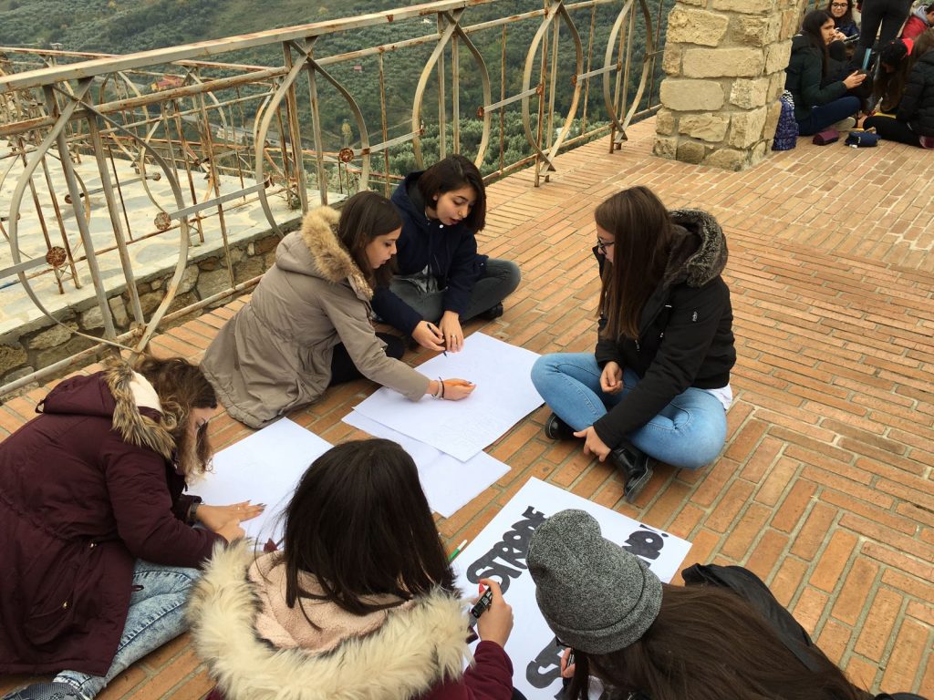 Gli studenti protestano davanti alla Provincia
  