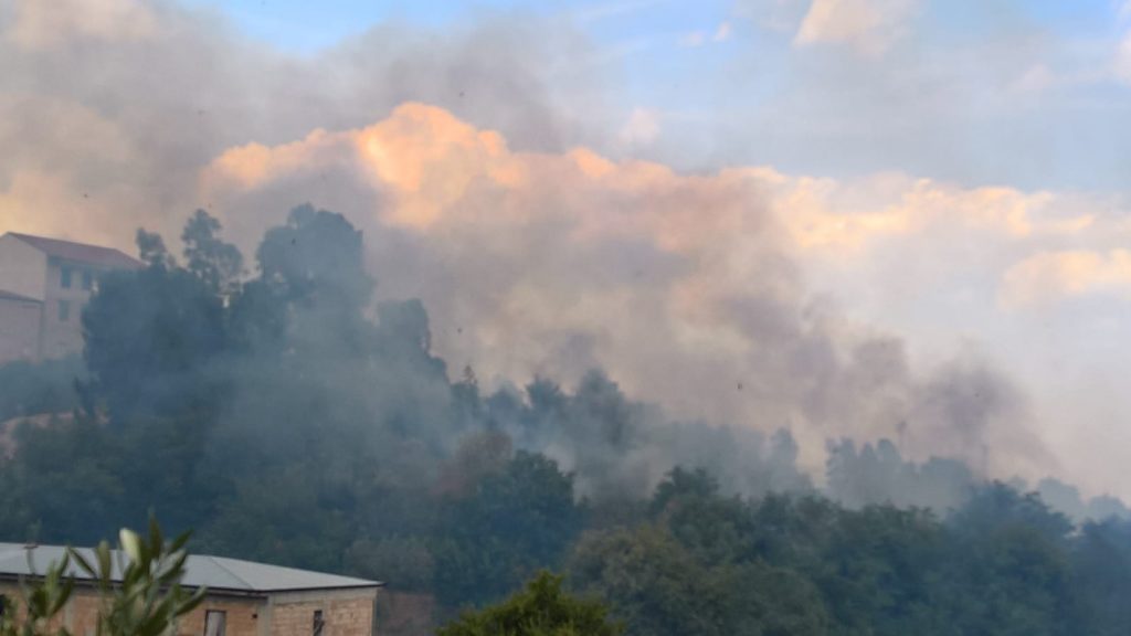 Incendio nel centro abitato di San Mauro Marchesato
  