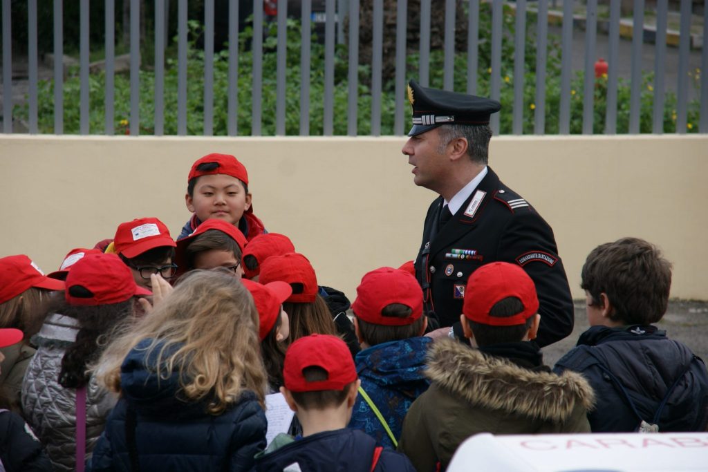 Una giornata da Carabinieri: scolaresca in visita alla Caserma di Crotone