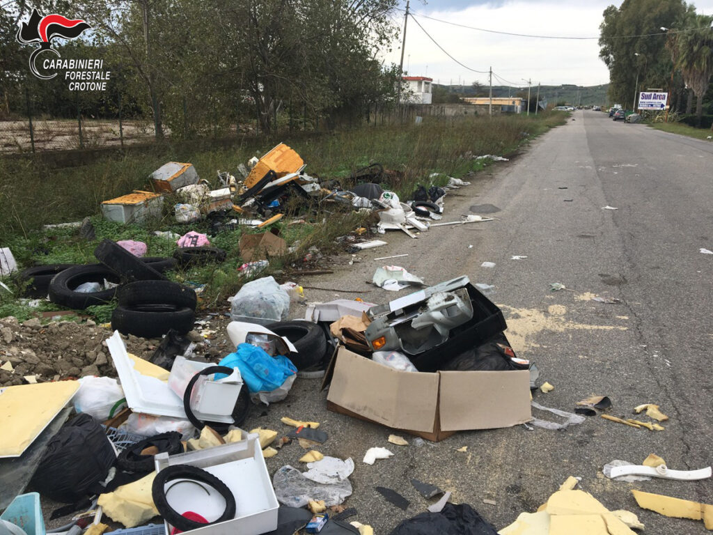 Abbandona rifiuti in strada, denunciato dai Forestali
  