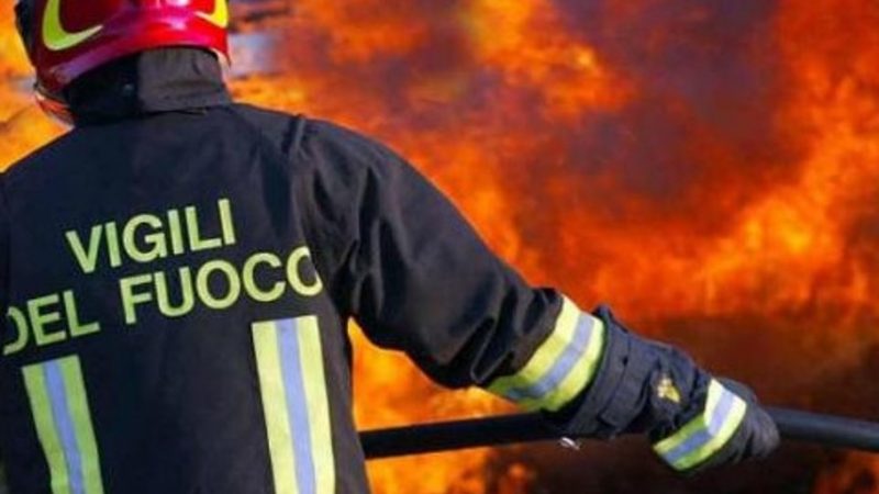 Isola Capo Rizzuto: capannone avvolto da un incendio