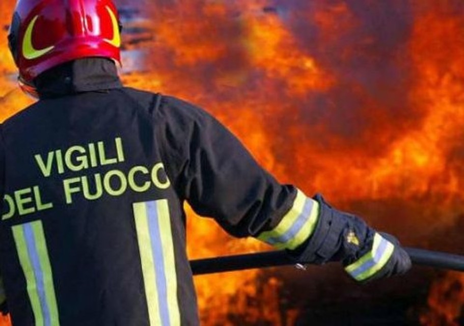 Isola Capo Rizzuto: capannone avvolto da un incendio
  