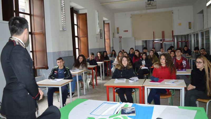 Al liceo petilino educazione ambientale con il Reparto Carabinieri Biodiversità