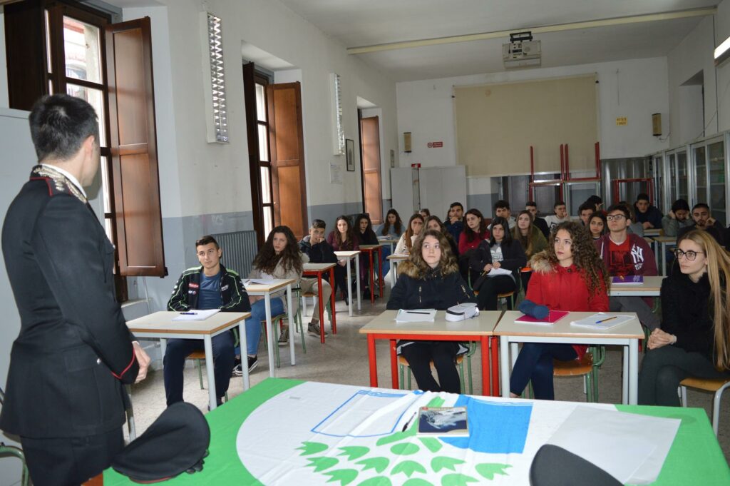Al liceo petilino educazione ambientale con il Reparto Carabinieri Biodiversità
  