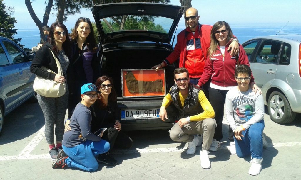 La reliquia di San Francesco sta arrivando a Petilia. Ad accoglierla sul ponte di Santa Severina i devoti che la scorteranno con una fiaccolata
  