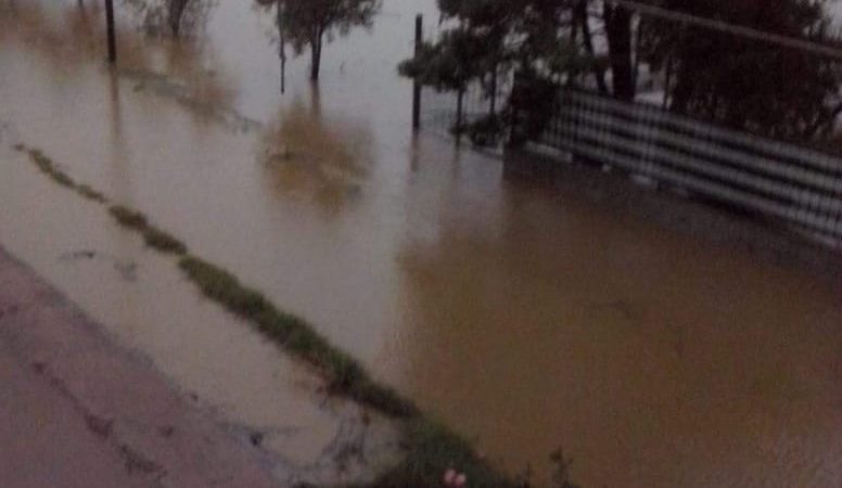 Strade allagate e torrenti in piena, il sindaco Pugliese chiude anche le attività commerciali