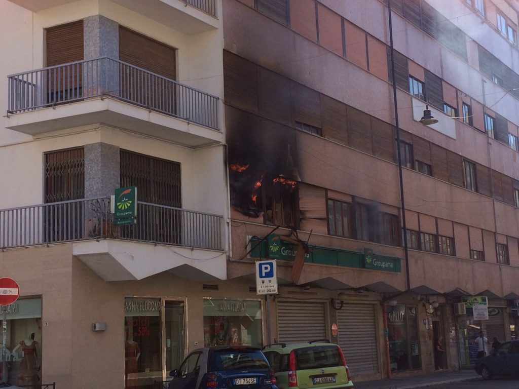 Incendio in via Mario Nicoletta a Crotone
  