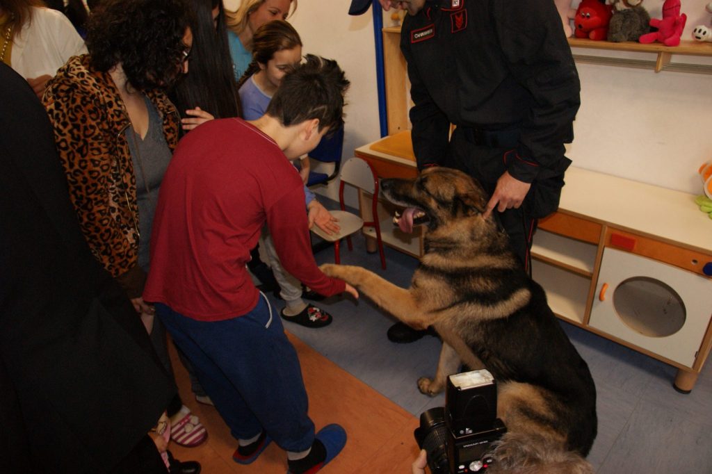 Per i bambini di Pediatria una mattinata in compagnia dei Carabinieri e delle unità cinofile
  