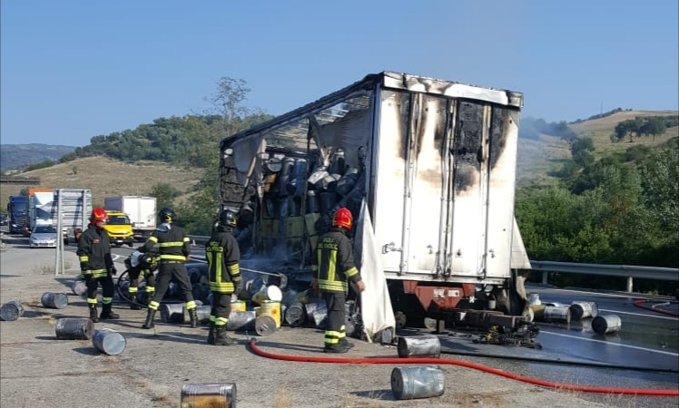 Incendio autotreno sulla 107