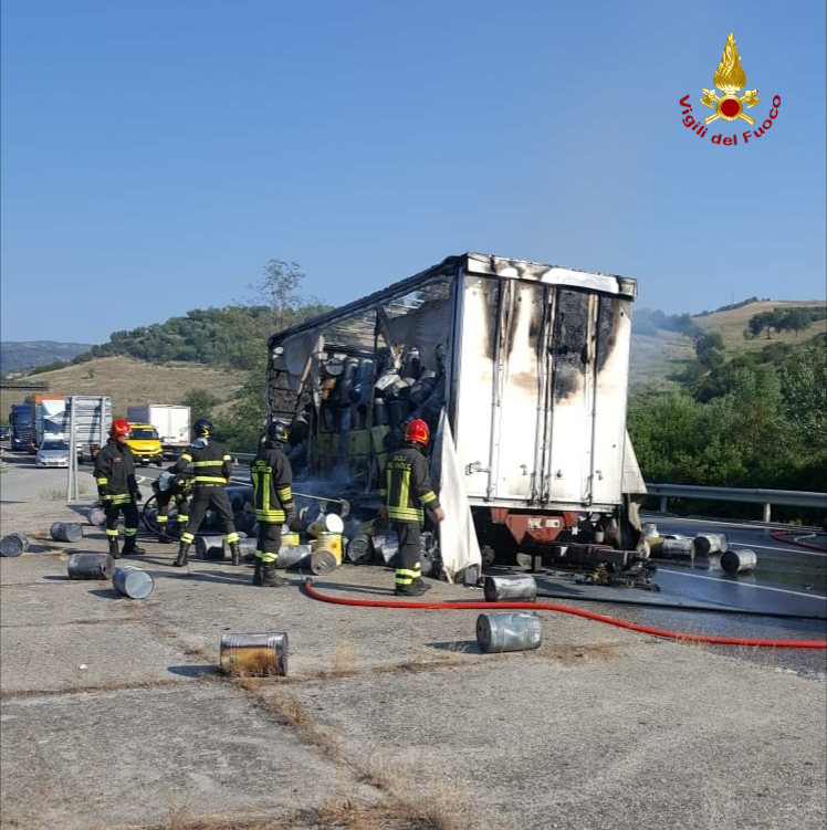 Incendio autotreno sulla 107
  