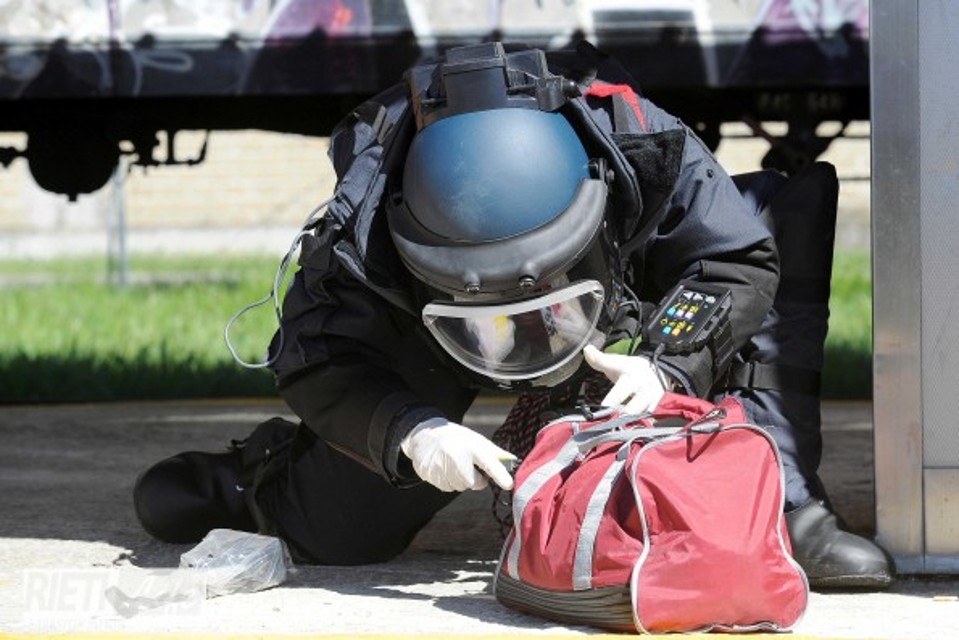 Allarme bomba a Crotone, fatti esplodere i due involucri sospetti
