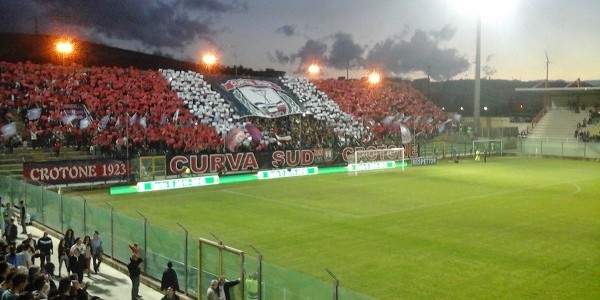 Il Crotone batte il Cagliari 3 a 1 e riconquista il primo posto in classifica