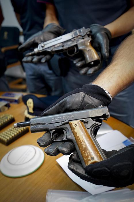 Fucile e pistole clandestine, arrestato