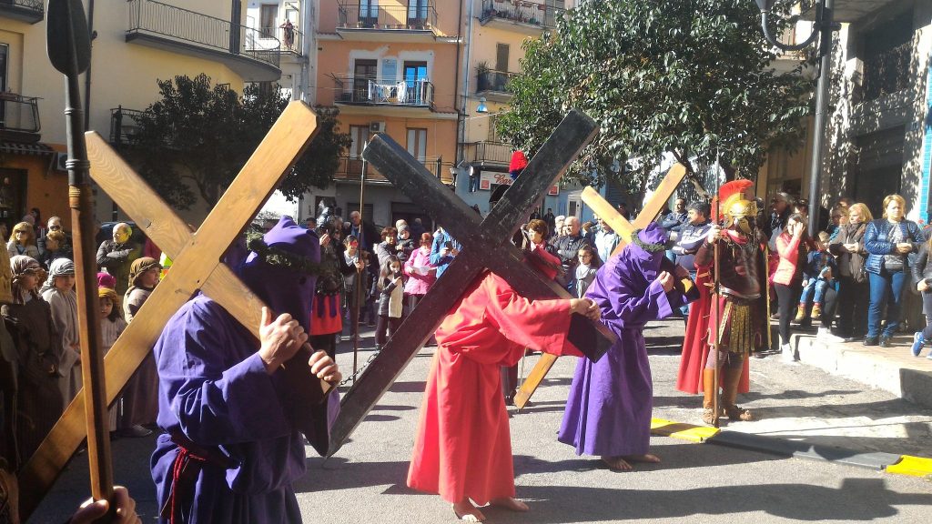 I fedeli della Santa Spina sono in processione verso il Santuario
  