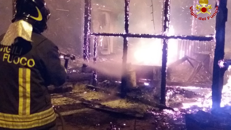 Incendio a Palumbo: 5 negozi completamente distrutti