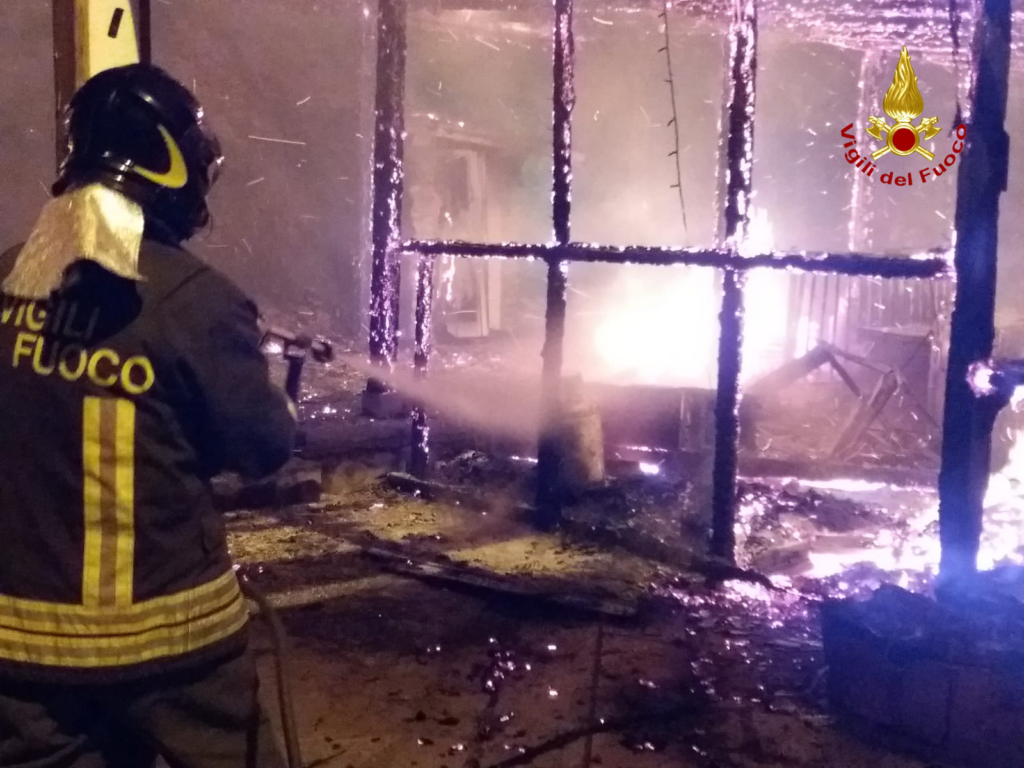 Incendio a Palumbo: 5 negozi completamente distrutti
  