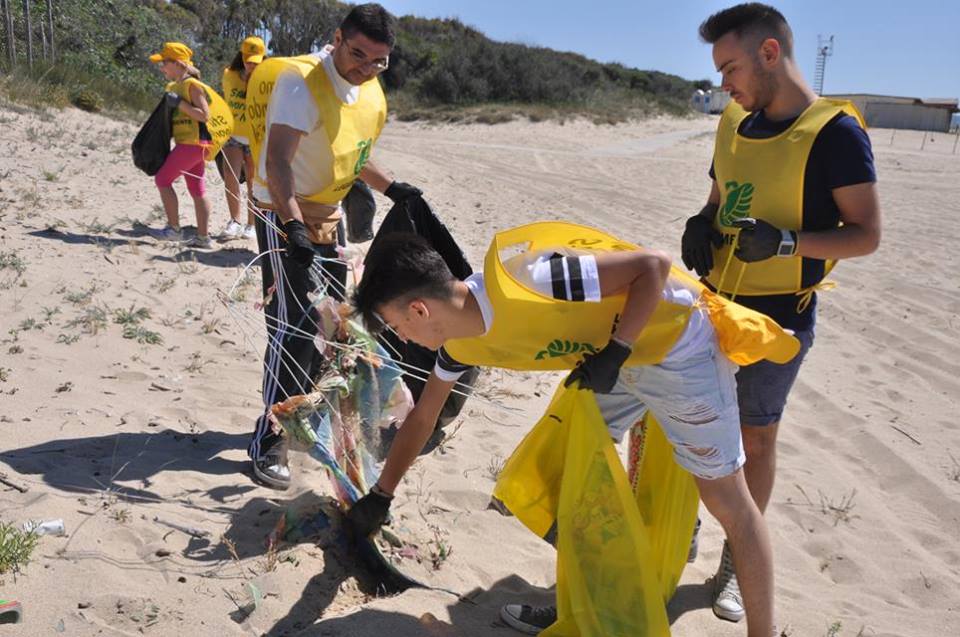 Spiagge e fondali puliti. Legambiente interviene in località Capo Rizzuto
  