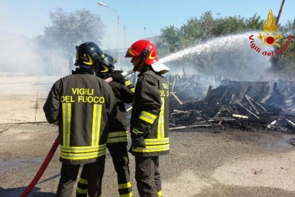 Incendio di sterpaglie si propaga in azienda a Rocca di Neto