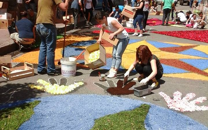 In allestimento la tradizionale infiorata di San Francesco