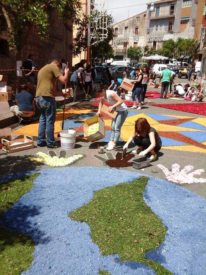 In allestimento la tradizionale infiorata di San Francesco