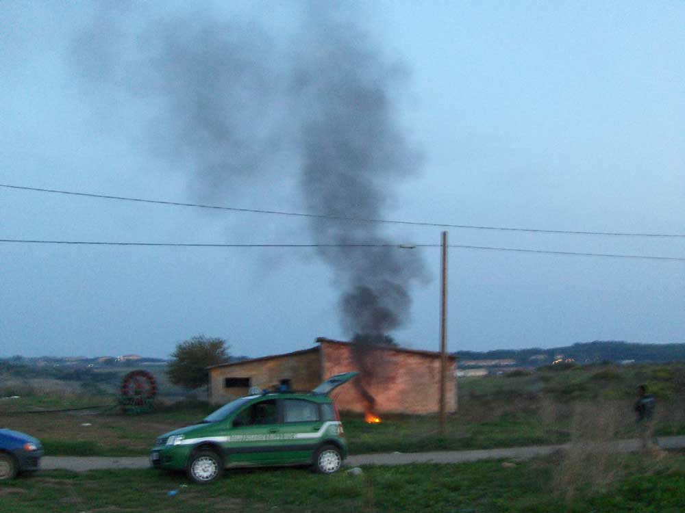 SORPRESI AGRICOLTORI CHE INCENDIAVANO CUMULI DI RIFIUTI