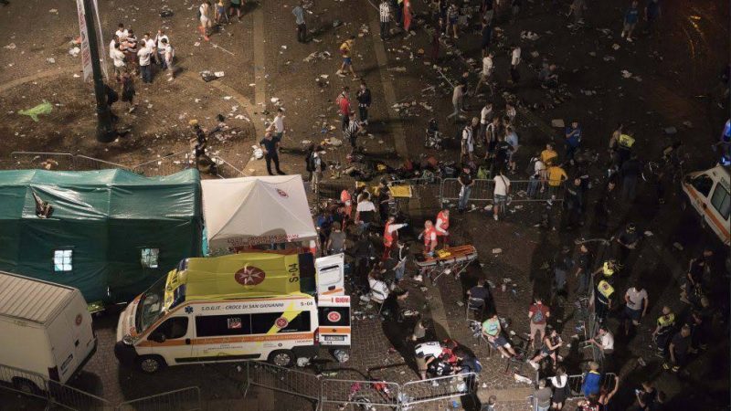 In piazza San Carlo un petilino aiuta nei soccorsi, si tratta di Francesco Cosco