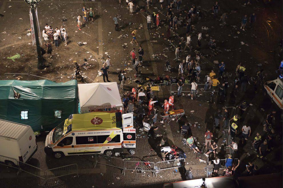 In piazza San Carlo un petilino aiuta nei soccorsi, si tratta di Francesco Cosco
  