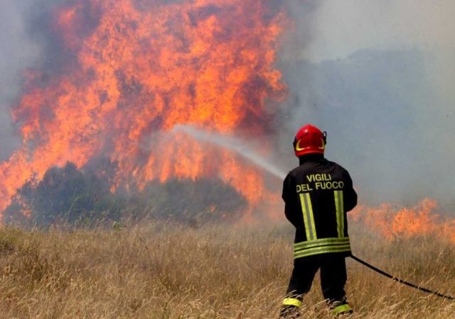 Incendi nel Crotonese. Continua il lavoro dei vigili del fuoco