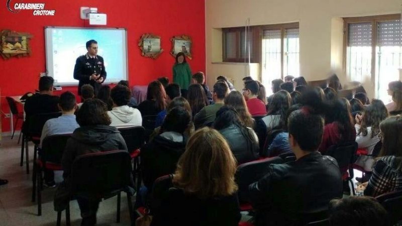 Gli alunni delle scuole medie di Roccabernarda incontrano l’Arma, confronto sulla legalità