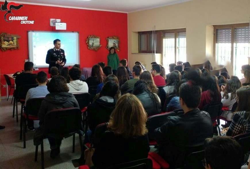 Gli alunni delle scuole medie di Roccabernarda incontrano l’Arma, confronto sulla legalità
